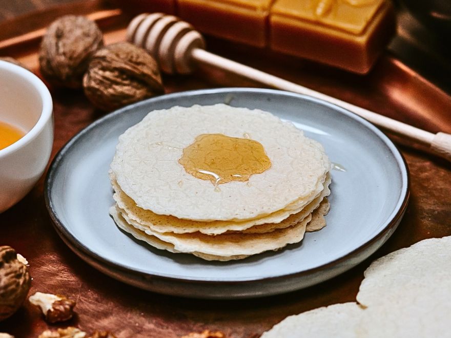 Crispy gluten-free Christmas wafers without eggs and milk
