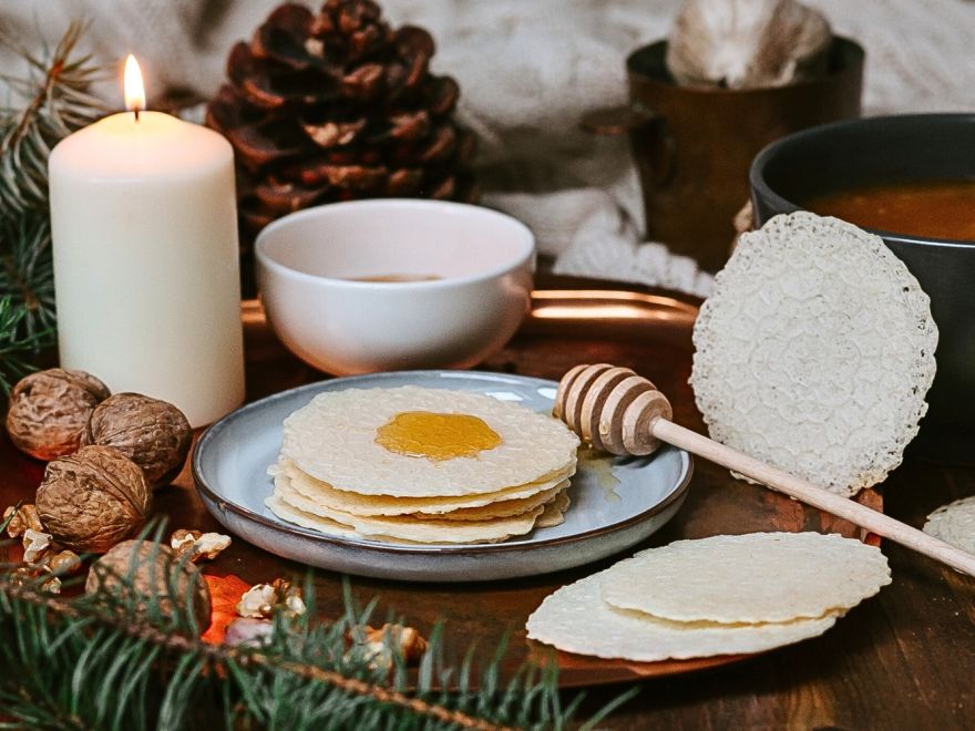 Crispy gluten-free Christmas wafers without eggs and milk