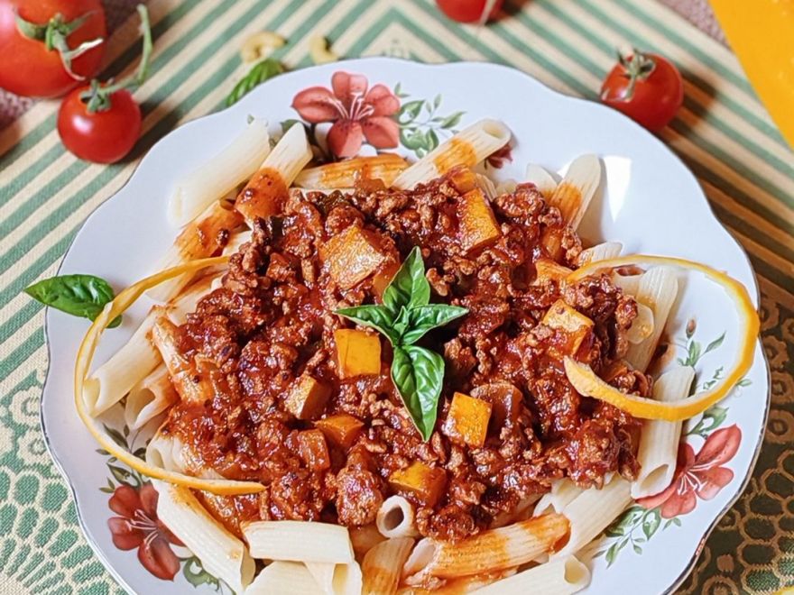 Bezlepkové penne s cuketou a omáčkou bolognese