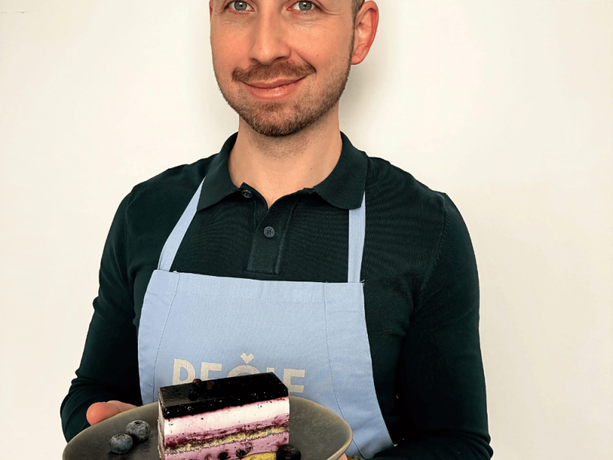 Bezglutenowy placek z jagodami i kwaśną śmietaną