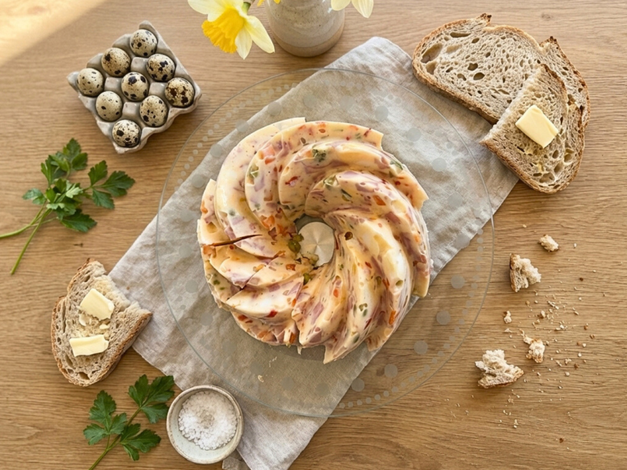 Hausgemachter Eierpudding mit Gelatine in Kuchenform
