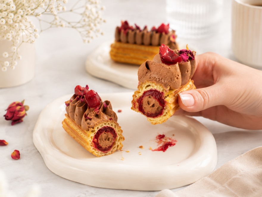 Bezlepkové čokoládové eclairky s višňovým džemem a ganache