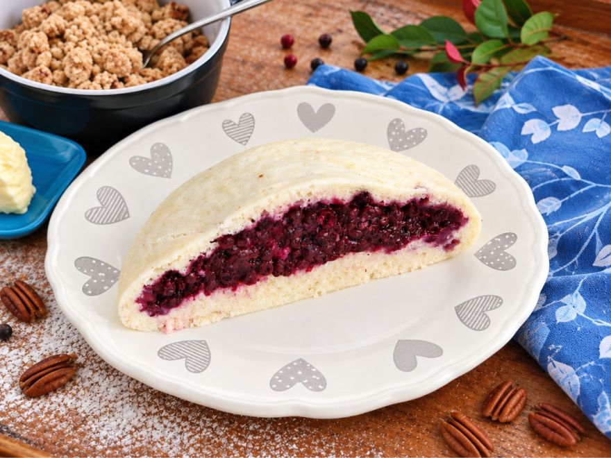 Glutenfreies, gedämpftes Maxi-Brötchen mit Blaubeeren und knusprigen Streuseln