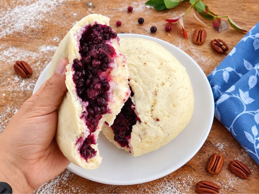 Glutenfreies, gedämpftes Maxi-Brötchen mit Blaubeeren und knusprigen Streuseln