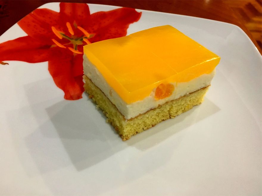 Gluten-free fruit dessert with cottage cheese filling